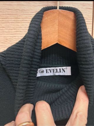 Maglioncino nero collo alto con collana