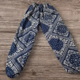 Pantalones anchos azules con estampado bandana