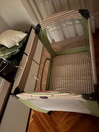 Cuna de viaje plegable con cambiador