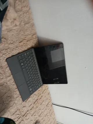 Tablet Lenovo Táctil y con Teclado