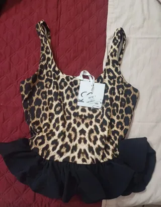 Top maculato con peplo nero