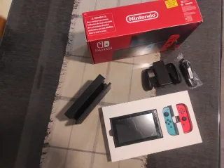 Nintendo Switch Azul y Rojo con su caja original.