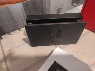 Nintendo Switch Azul y Rojo con su caja original.