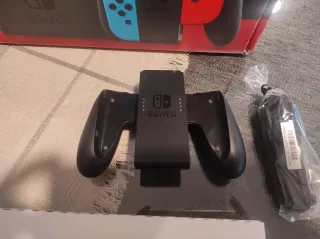 Nintendo Switch Azul y Rojo con su caja original.