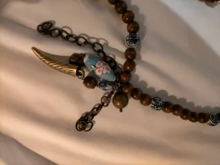 Collar asiático de cuentas de madera y cerámica