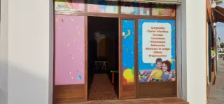 Cierre de aluminio con puerta