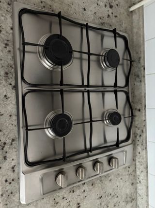 Muebles de cocina blancos y de piedra