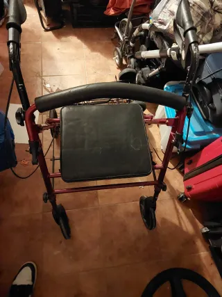 Andador con asiento y ruedas