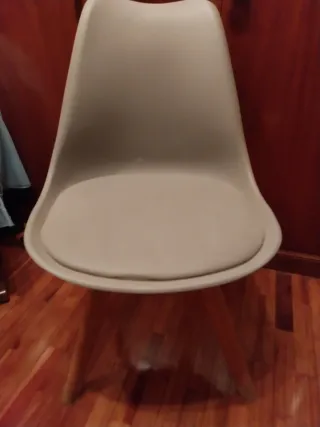 Tres sillas de comedor beige