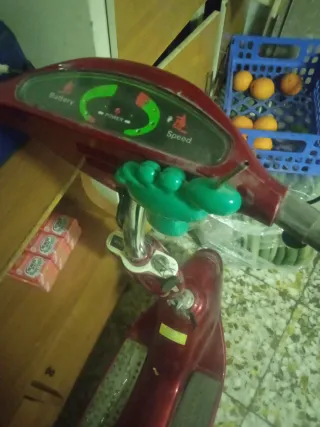 Patinete eléctrico rojo