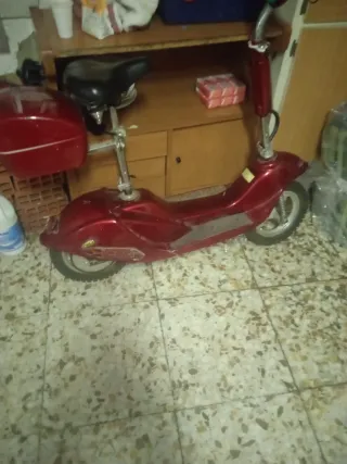 Patinete eléctrico rojo