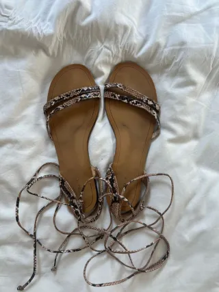 Sandalias de tiras con estampado de serpiente