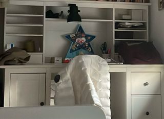 Escritorio blanco y marrón