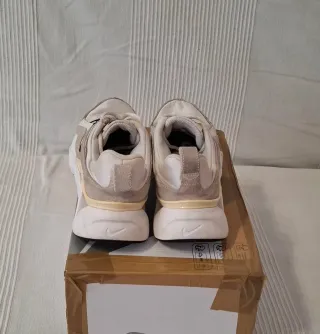 Zapatillas Nike grises y blancas