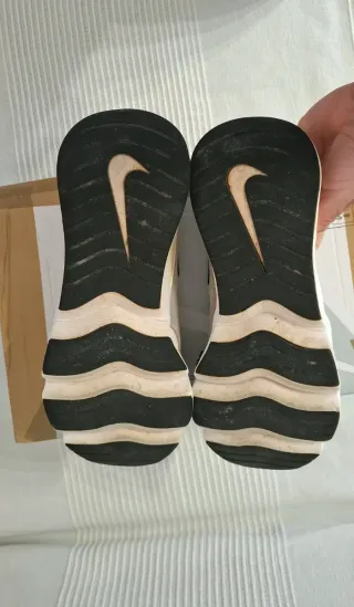 Zapatillas Nike grises y blancas