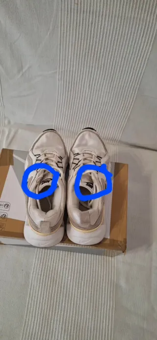 Zapatillas Nike grises y blancas