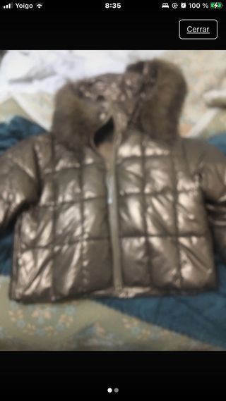 Abrigo acolchado con capucha de pelo