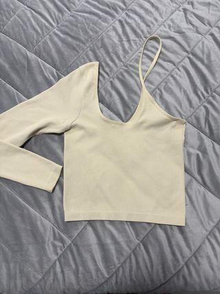 Top Stradivarius crema asimmetrico