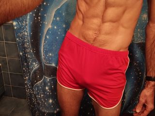 Pantalón corto deportivo rojo