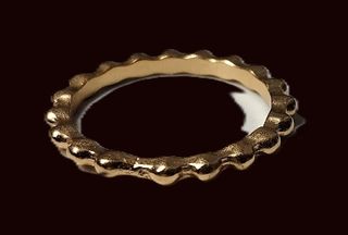 Anillo dorado con diseño ondulado