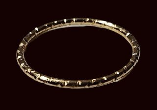 Anillo dorado con diseño texturizado