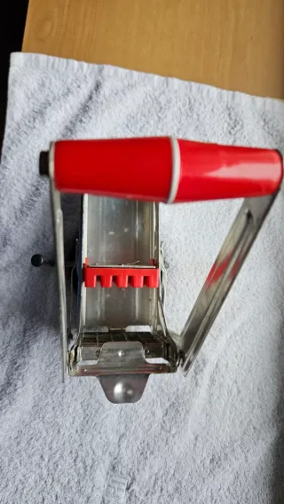 Tagliapatate in acciaio con manico rosso