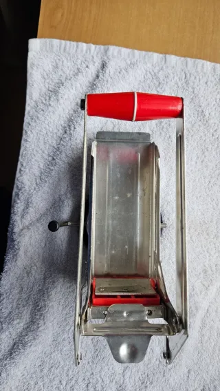 Tagliapatate in acciaio con manico rosso