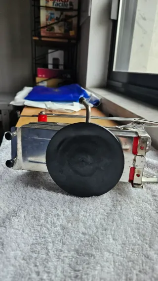 Tagliapatate in acciaio con manico rosso