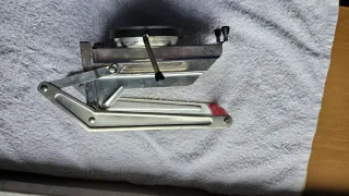 Tagliapatate in acciaio con manico rosso