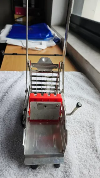 Tagliapatate in acciaio con manico rosso