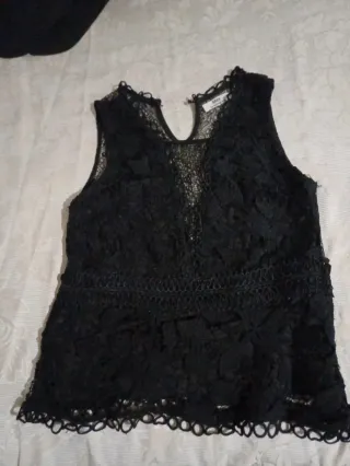 Top in pizzo nero