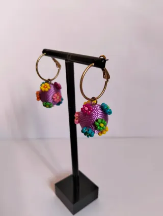 Pendientes bola malva flores abalorios