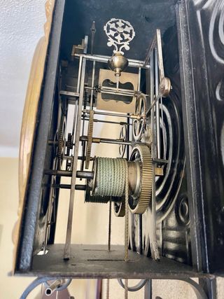 Reloj de pared dorado funcionando perfectamente