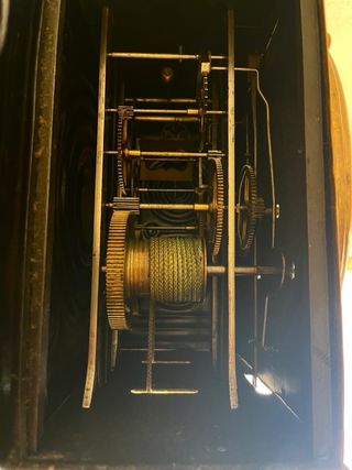 Reloj de pared dorado funcionando perfectamente