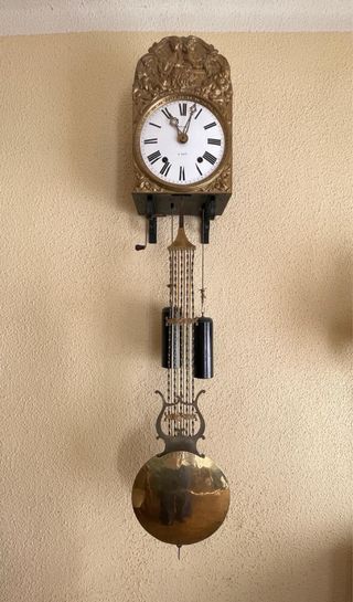 Reloj de pared dorado funcionando perfectamente