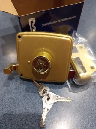 Cerradura de sobreponer dorada con llaves