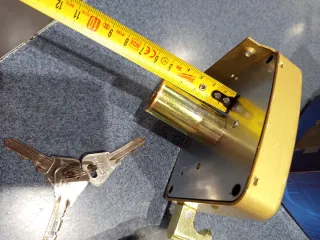 Cerradura de sobreponer dorada con llaves