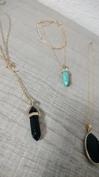 Lote de cuatro colgantes de diferentes modelos