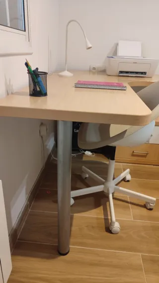 Escritorio esquinero de madera maciza.