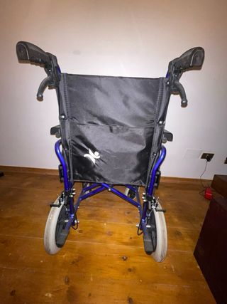 Sedia a rotelle pieghevole con freni