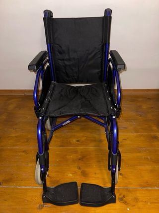 Sedia a rotelle pieghevole con freni