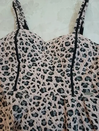 Top peplo rosa maculato