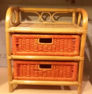 Mobiletto in vimini con 2 cassetti.