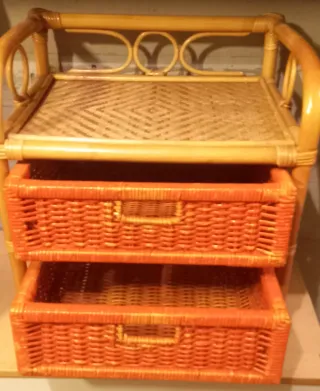 Mobiletto in vimini con 2 cassetti.