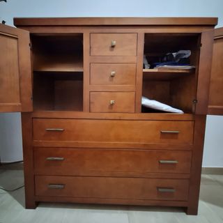 Cómoda de madera con detalles de bambú