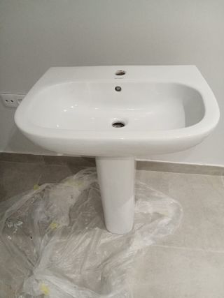 Lavabo y pie de porcelana blanco