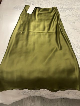 Falda midi satinada Zara verde oliva