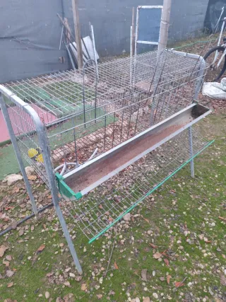 Jaula para gallinas con comedero