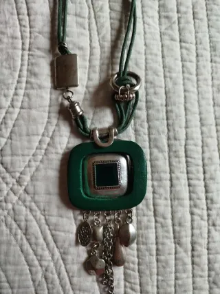 Collar colgante vintage verde y metal
