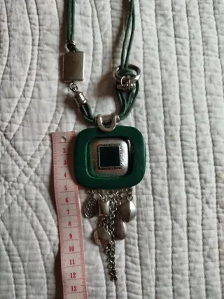 Collar colgante vintage verde y metal